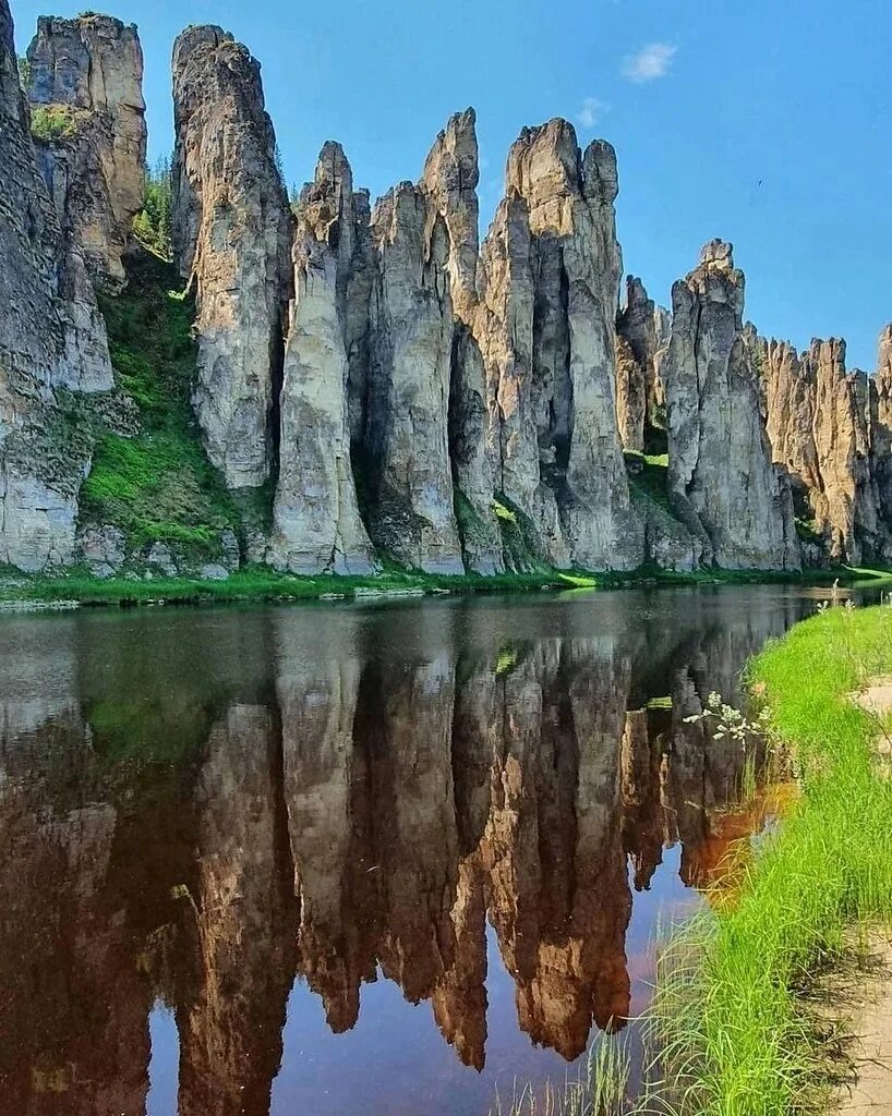 4 место среди рек якутии. Синские скалы Якутия. Синские столбы Саха Якутия. Поющие скалы. Якутия. Река Сиинэ.. Река синяя Синские столбы.