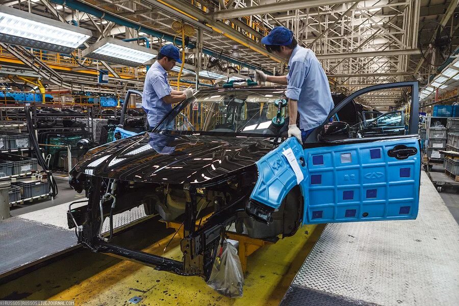 сборочный цех автомобильного завода порше. модель авто из глины. сделают автомобиль более. совместные разработки автомобилей. глиняные модели автомобилей.