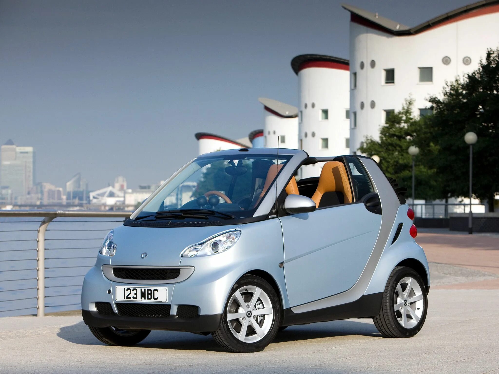 Картинки смарт. Benz Smart Fortwo 2008-2014. Смарт for two. Смарт Лимитед. Маленькая машина.