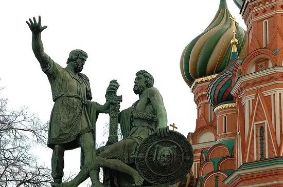 Покровский собор и памятник минину и пожарскому. Высота скульптуры минину и пожарскому. Статуя минина и пожарского. Минин и пожарский памятник ночью. Высота скульптуры минину и пожарскому.