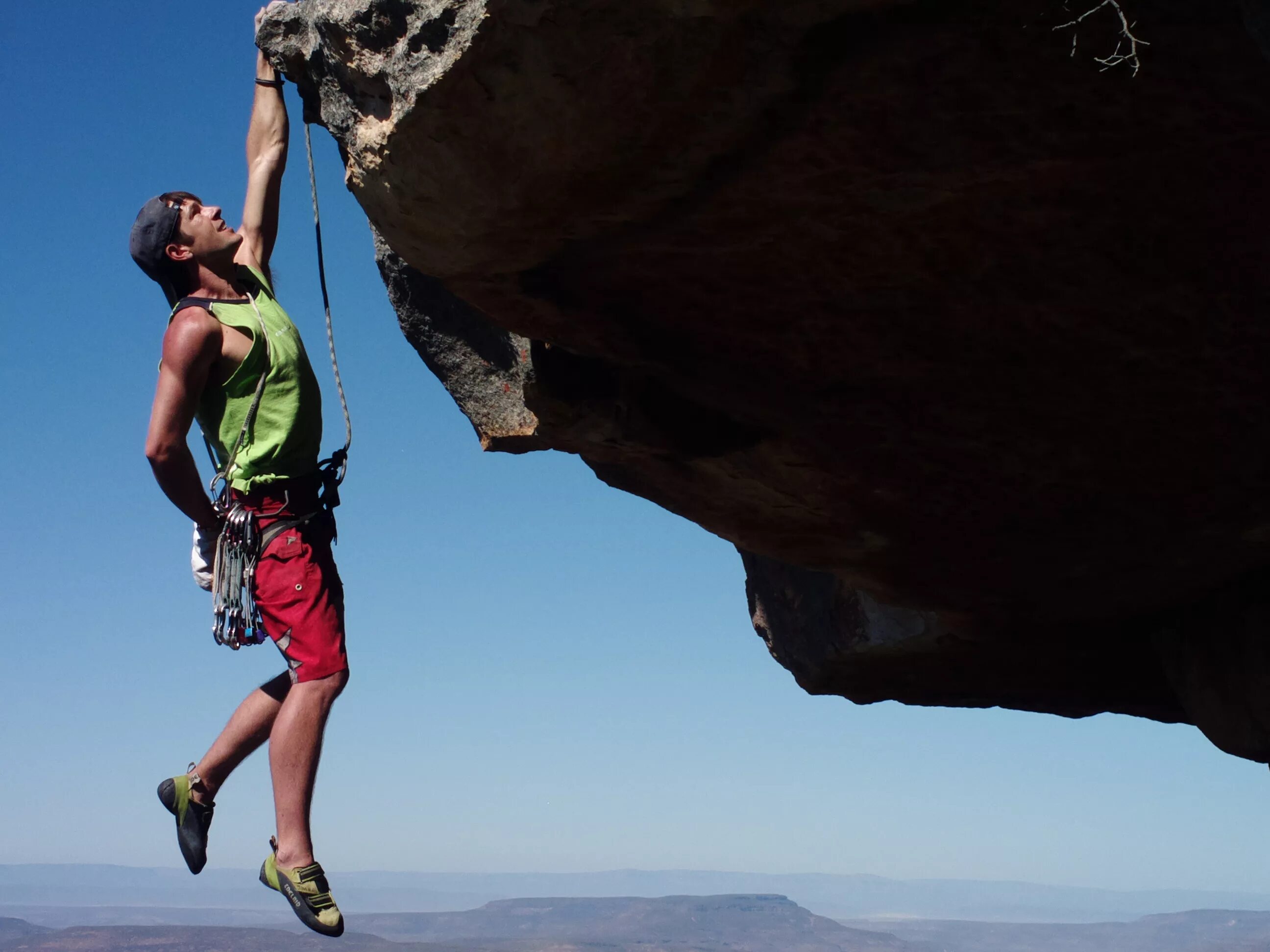 Climb picture. Туристы скалолазы. Скалолазка Катрин Дестивель. Скалолаз. Альпинист на скале.