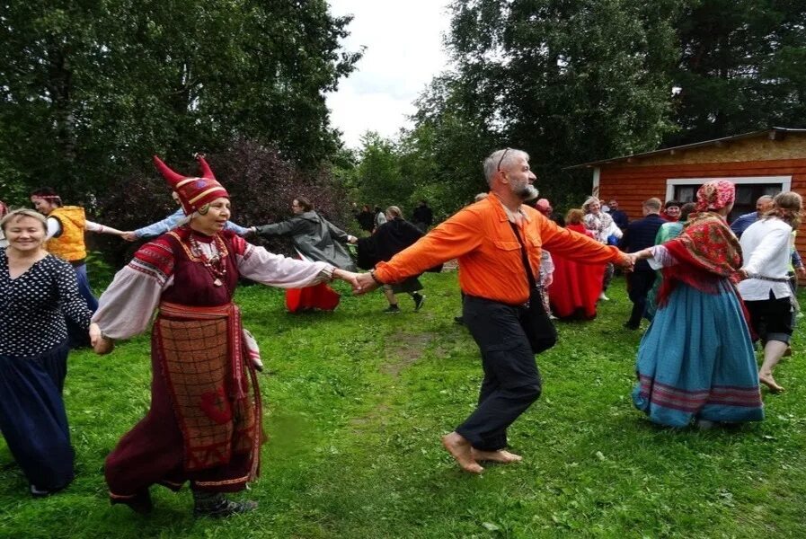 Русская одежда гардарика. Фильм "русы" костюмы шамайко. Медовый спас конкурсы. Гора пирогов. Старославянский спас.