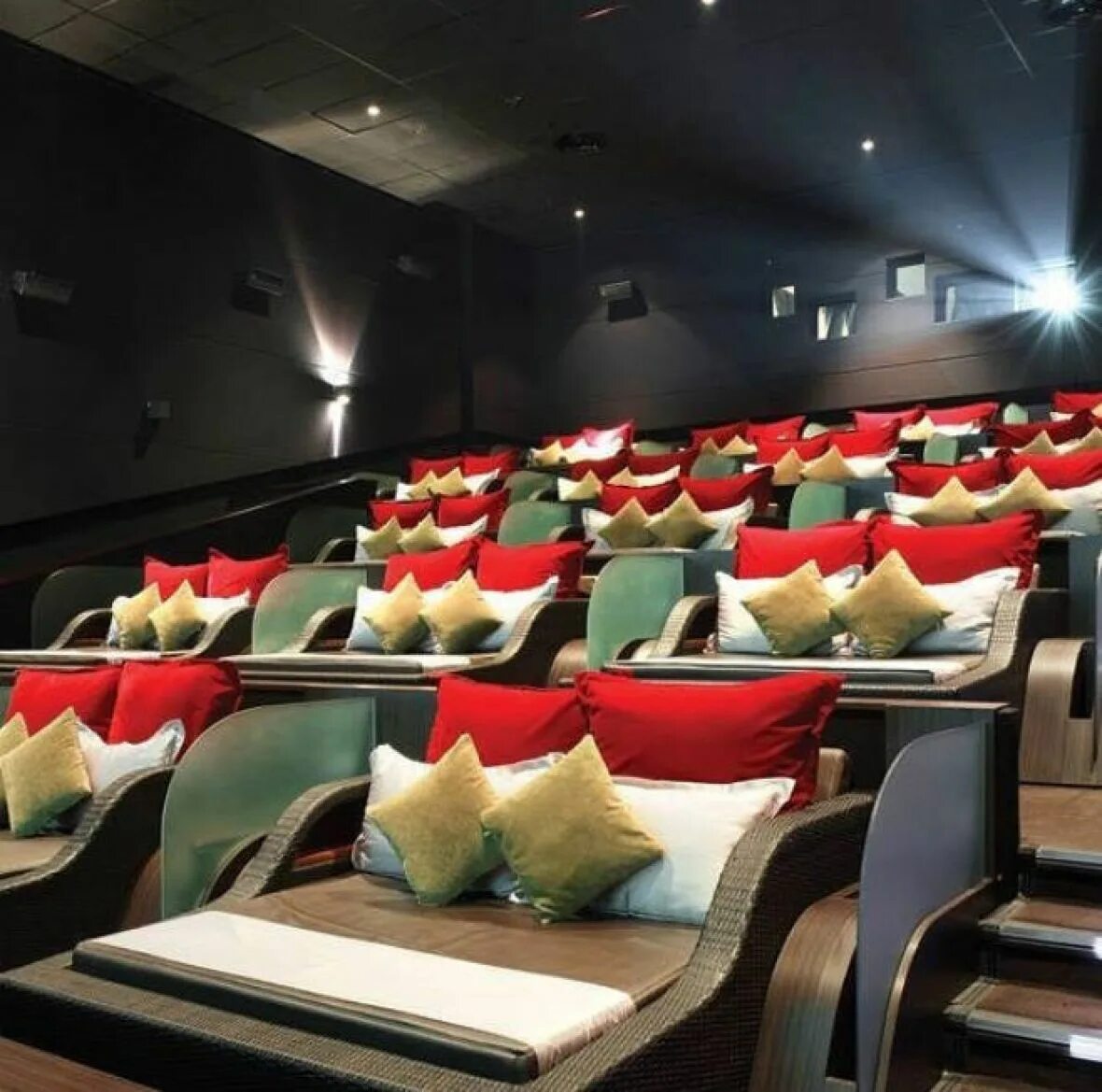 Кинотеатр с диванами в Москве. Диванчики в кинотеатре. Кресла в кинотеатре. Лежачие места в кинотеатре.