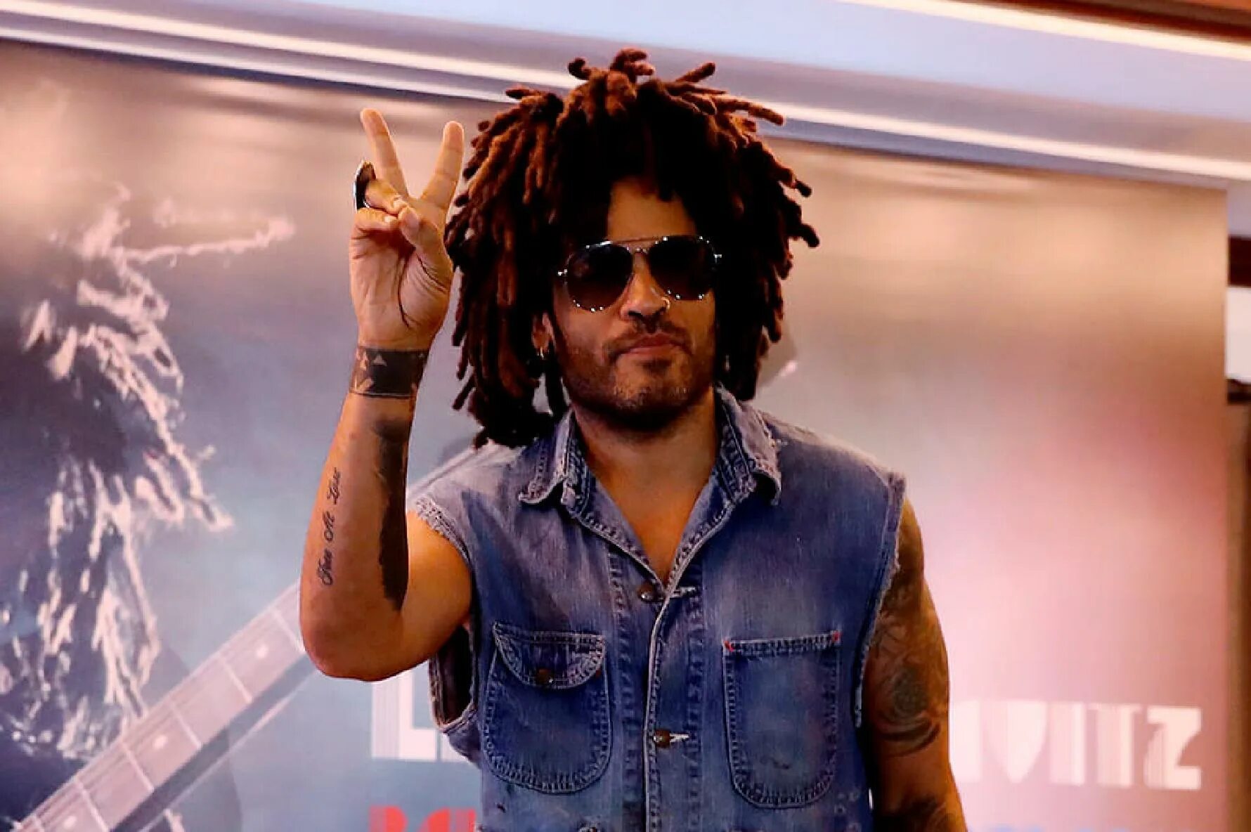 Ленни кравиц 2020 торс. Lenny kravitz и ванесса и его дочь. Ленни кравиц 2022. Ленни кравиц 2023. Ленни кравиц 2023.