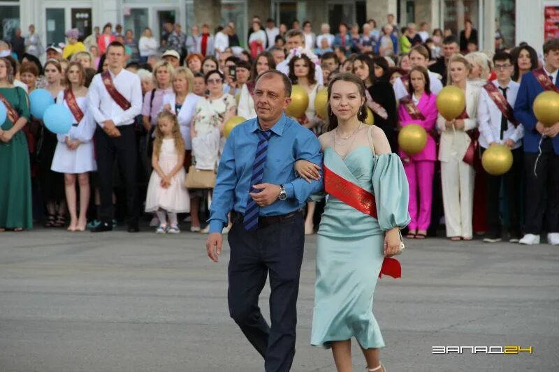 Выпускной 2013. Торжественный вечер прощания со школой. С праздником выпускники. Родители выпускников.