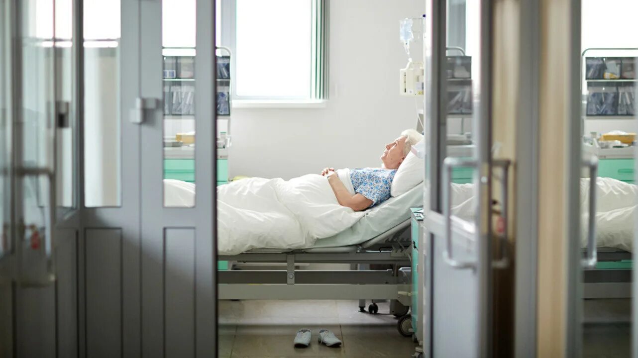 Кровать больничная модель мет kd-210. Красивая палата в больнице. Юсуповская больница в москве реабилитационный центр. Одинокая девушка в больнице. Кровать для лежачих больных с туалетом.