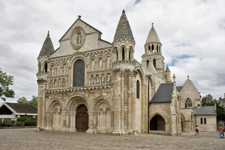 Нотр-дам ла Гранд в Пуатье. Церковь Нотр-дам-ля-Гранд, Франция.
