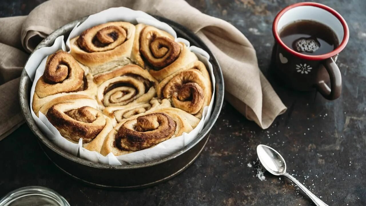 Булочки с корицей и сахаром. Булочки с корицей синабон. Cinnamon roll. День булочек с корицей. Булочка с корицей.