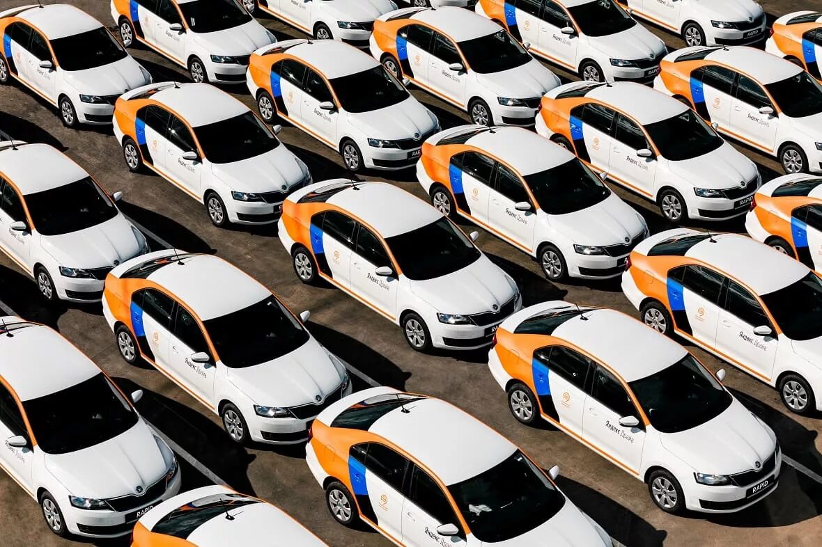 Машина на парковке. Автопарк автомобилей. Парк автомобилей. Парк автомобилей. Парк автомобилей.