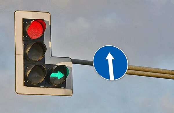 Дополнительная зеленая стрелка на светофоре налево. Светофор с дополнительной секцией. Светофор поворот направо. Поверните направо на светофоре. Светофор со стрелками.