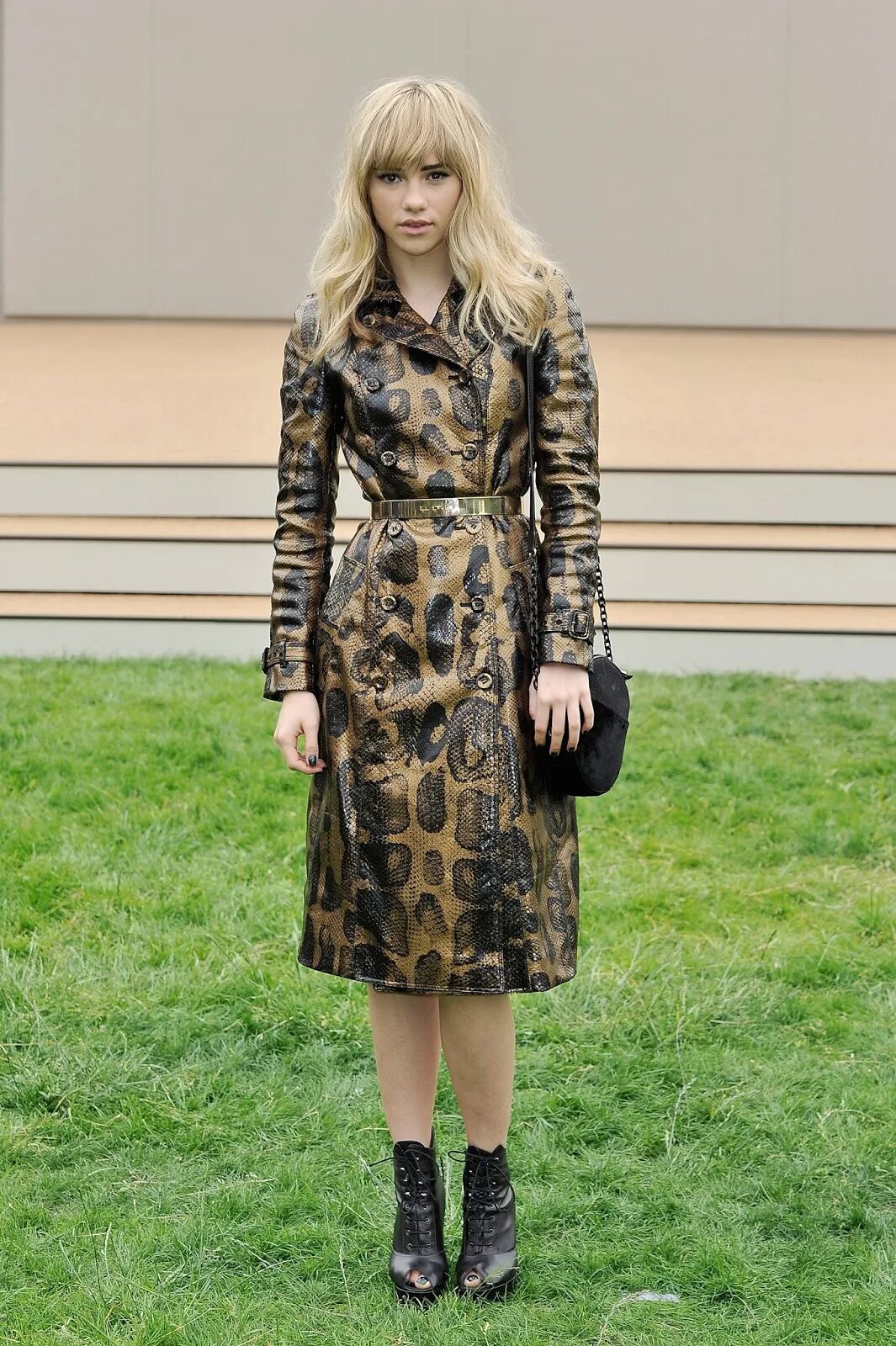 Сьюки уотерхаус барберри. Сьюки уотерхаус волосы. Уотерхаус, сьюки в колготках. Сьюки уотерхаус детектив пикачу. Вотерхаус сьюки уотерхаус.