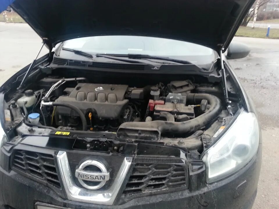 Капот nissan qashqai. Уплотнение капота Кашкай 2008. Открытие капота Кашкай 2011. Открытие капота Nissan Navara.