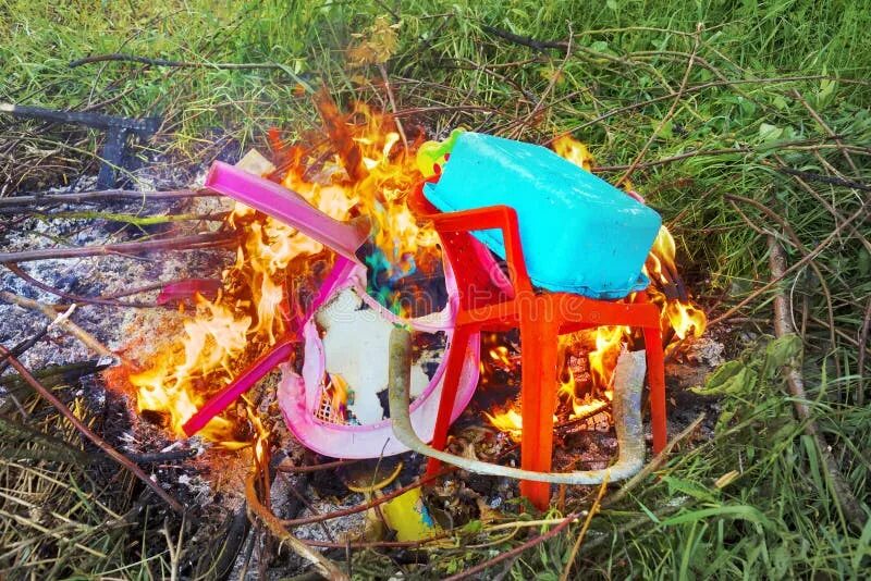 Сжигание пластиков. Термическая утилизация отходов. Сжигание пластиков. Сжигание пластиков. Горящая куча.