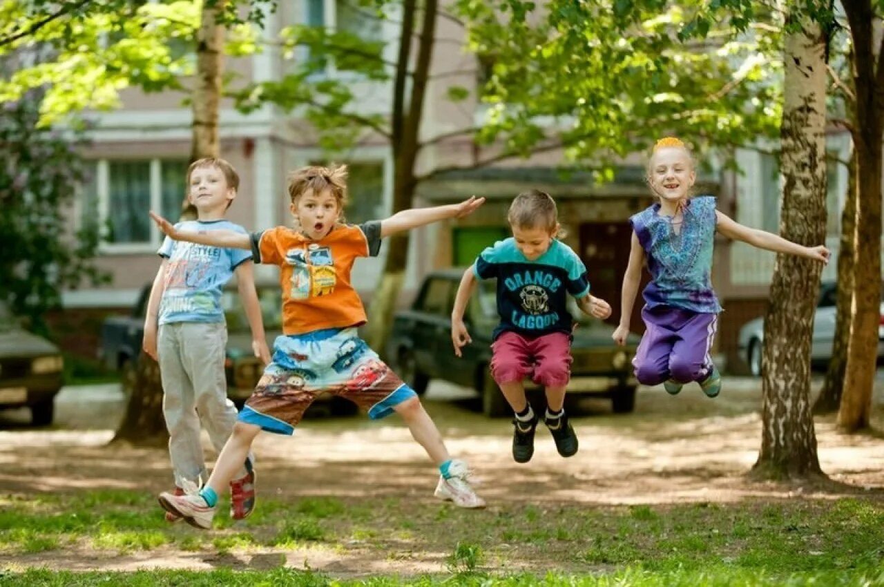Видео весело играем. Дети во дворе. Дети на прогулке. Дети играющие во дворе. Прогулки с малышом.