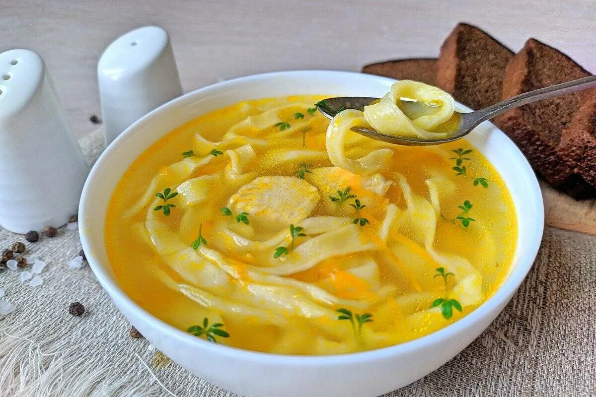 Суп лапша с курицей фото. Куриный суп с лапшой.