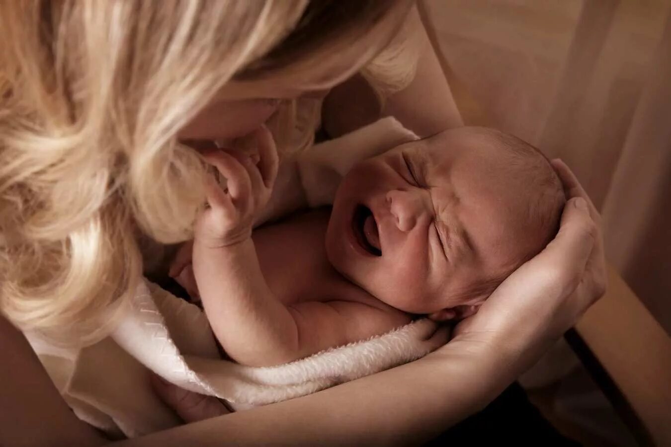 Новорожденный сильно плачет. Мама и новорожденный. Мама с младенцем на руках. Новорожденный ребенок с мамой. Мать с плачущим ребенком.
