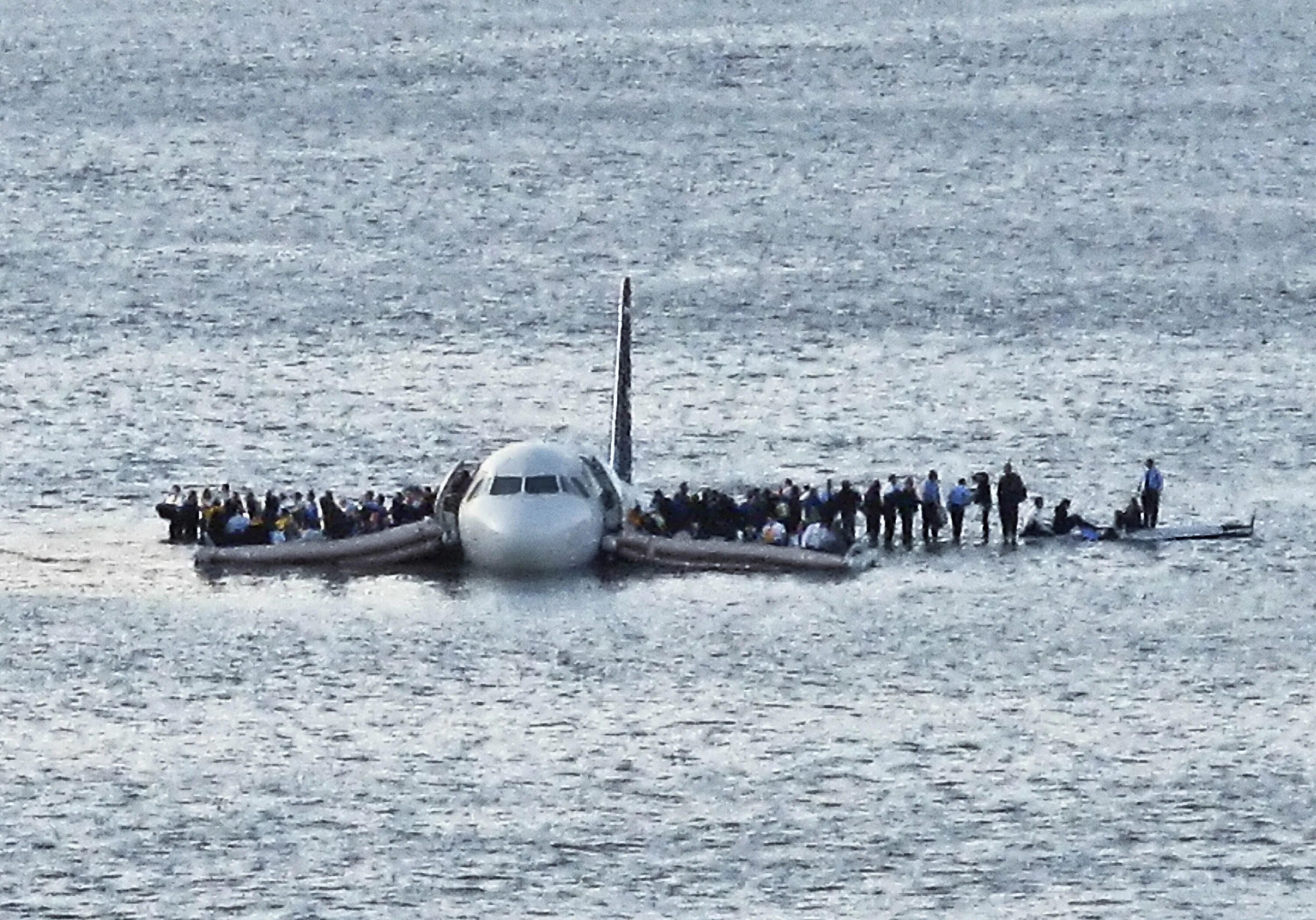 Аварийная посадка a320 на Гудзон. Аварийная посадка на Гудзон 2009. Самолёт на Гудзоне 2009. Самолёт Airbus a320 чудо на Гудзоне. Может ли самолет совершить посадку на воду