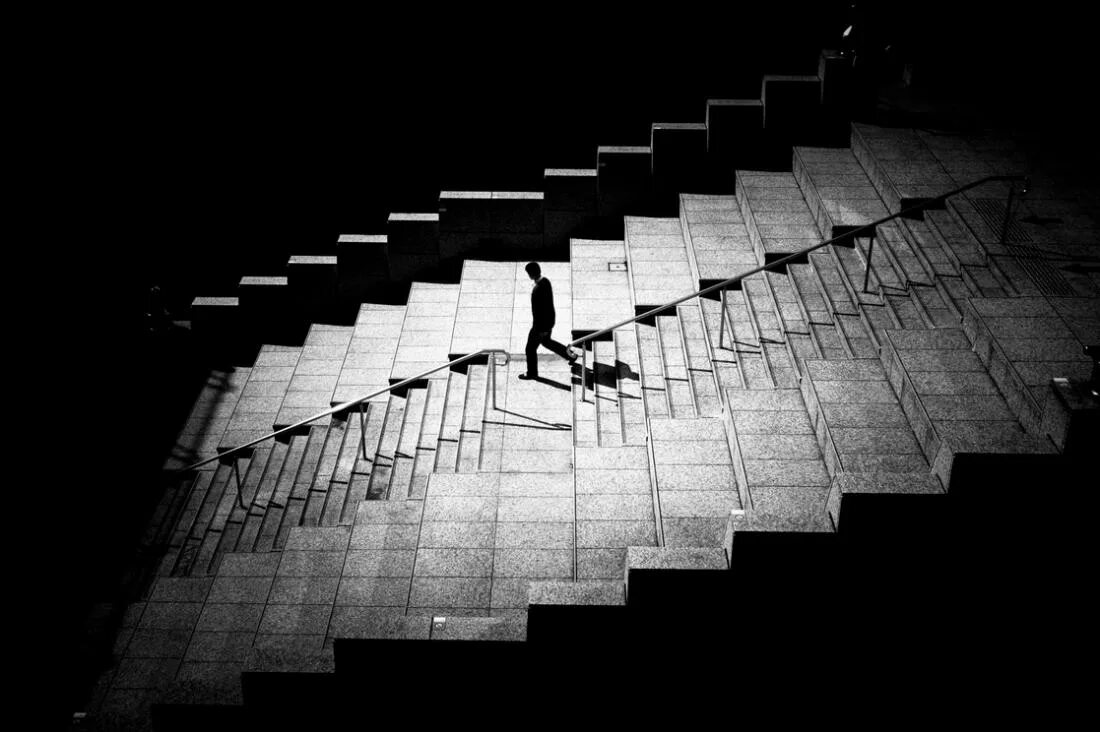 Лестница вниз. Джуничи Хакояма. Лестница вверх. Лестница чб.
