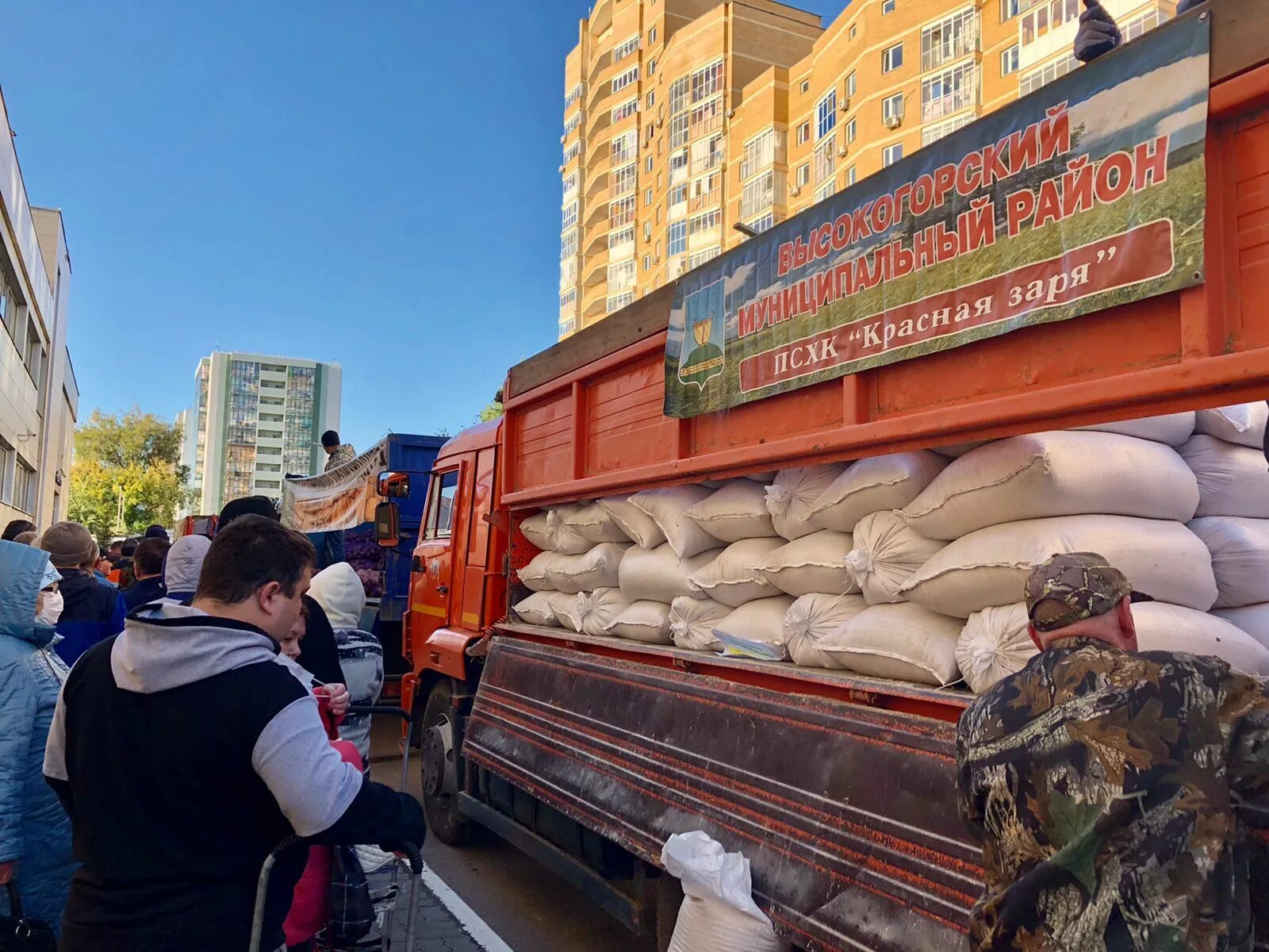 Видео охотно. Покупатели на фермерских ярмарках. Парад сельхозпродукции зима. Ярмарка выходного дня в Чувашия в 2023 года весенний сельхоз продукты.