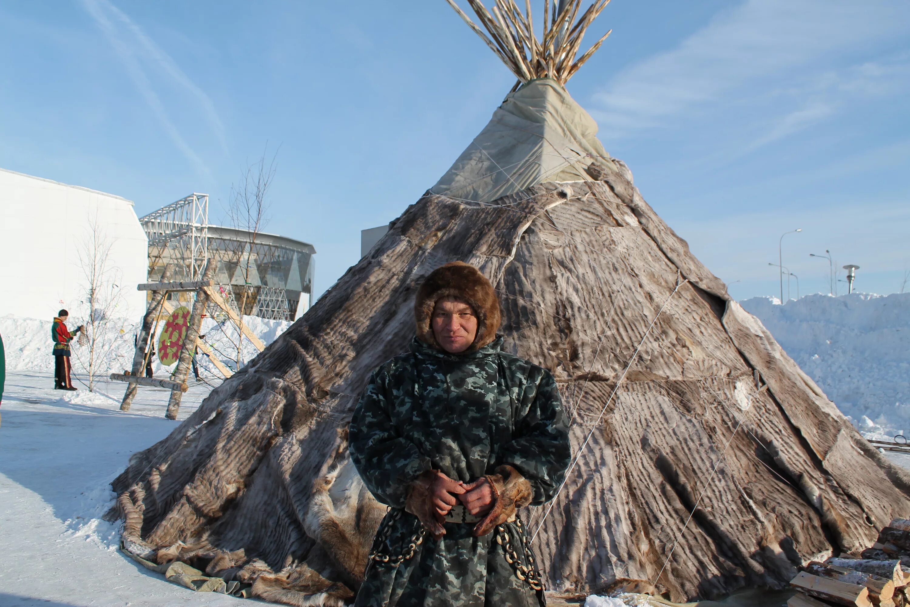 Ненцы семья группа. Нганасаны жилище. Ненцы ханты манси чукчи. Яранга чукотка. Народы севера ненцы.