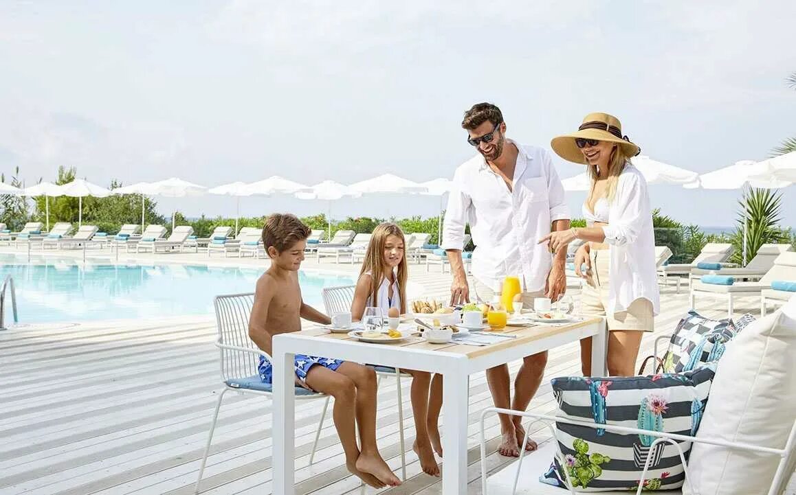 Семья в отпуске. Отдых летом на море все включено. Отдых летом на море все включено. Марбелья otdix. «de la mapa» / «де ла мапа» отель.