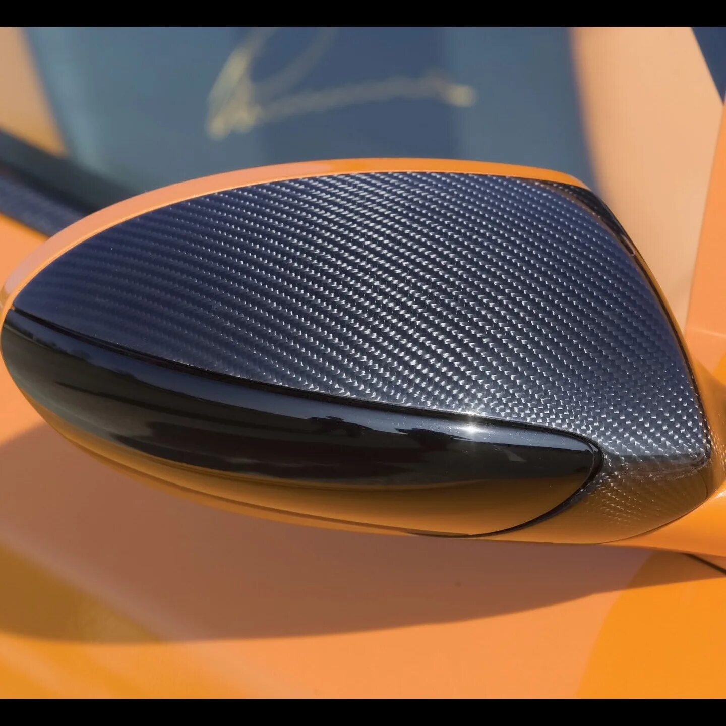 Ауди а6 обтянутая пленкой карбон. Ауди а6 обтянутая пленкой карбон. Как клеить карбоновую пленку на пластике. Карбоновая пленка детали оклейка. Машина карбон фибер.