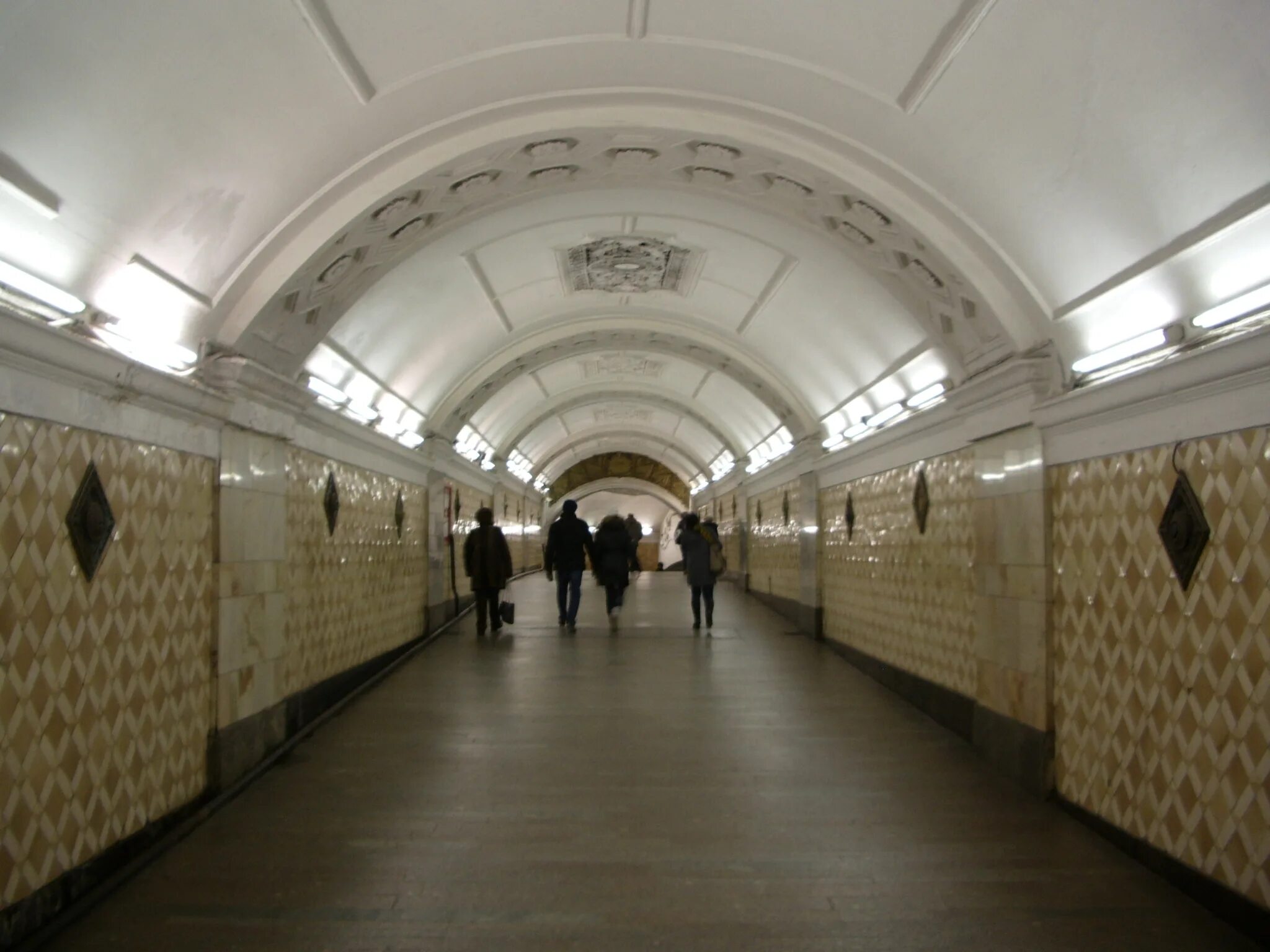 Площадь революции станция метро Москва. Московский метрополитен станция Театральная. Метро Охотный ряд Театральная площадь революции. Площадь революции станция метро Кольцевая линия. Театральная 1 метро