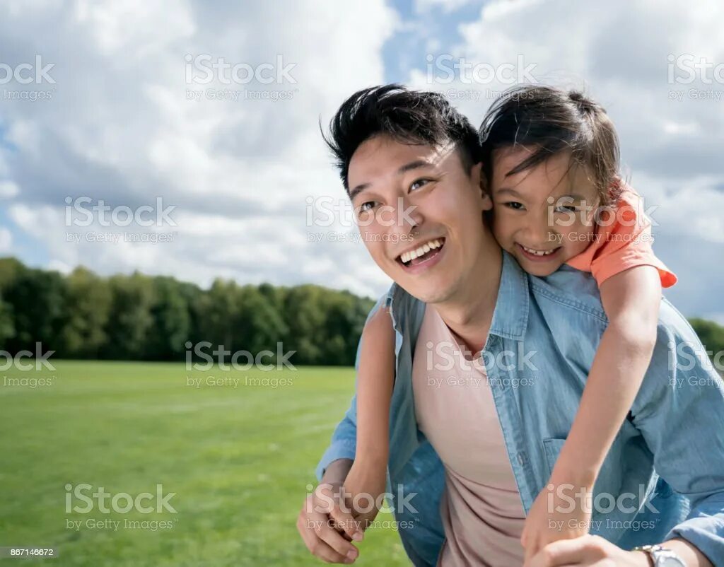 Азиатский папа с дочкой. Азиатские папа дочка. Азиатский папа. Отец и дочь китайцы. Father asia.