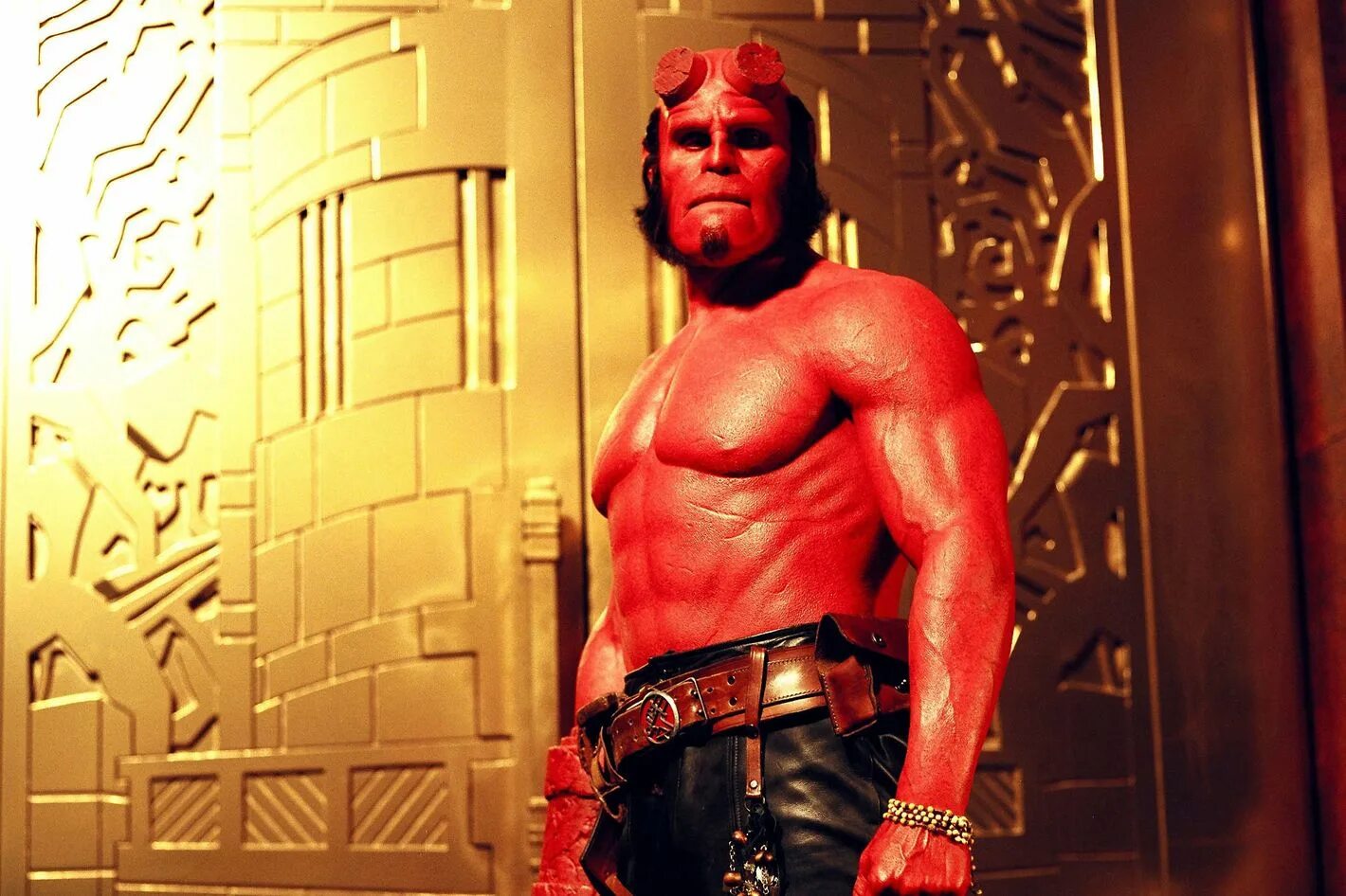 Бен райли алый паук. Daredevil марвел. Сорвиголова персонаж марвел. Хеллбой 3. Хеллбой 2019 дэвид харбор.