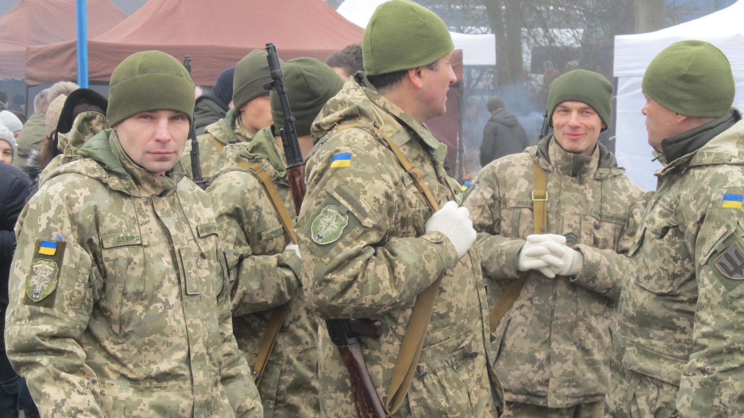 Украинские военные. Военные на Украине российские войска. Украинская армия. Солдаты армии Украины. Перешел на сторону украинцев