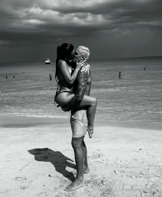 Страстный пляж. Муж и жена картинки. Седокова замужем за футболистом молодая.