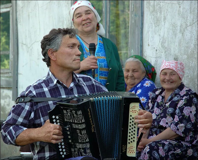 Песни частушки гармонь. Поющая деревня. В деревне под гармонь. Бабушка с гармонью. Бабушки поют.