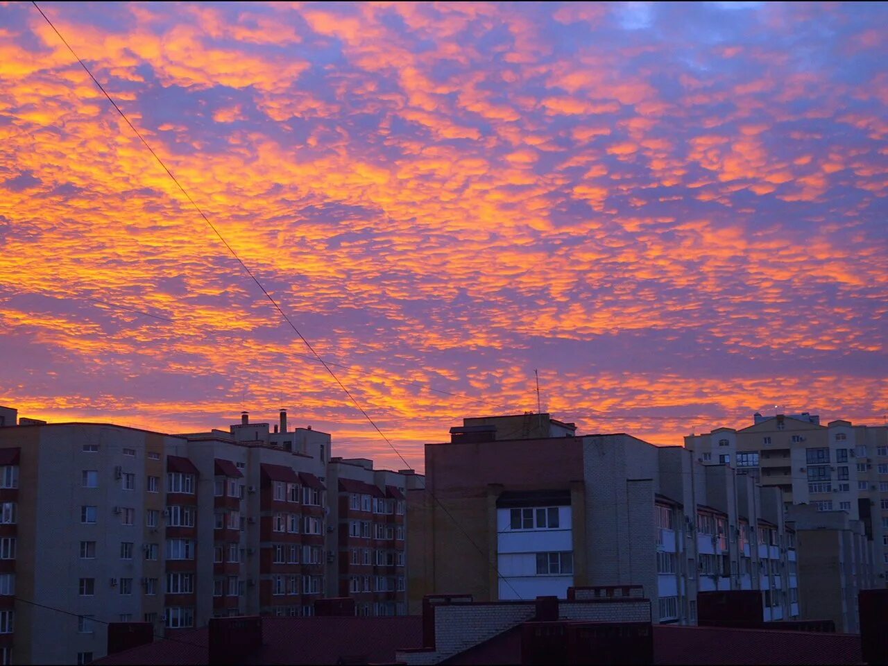 Среди серых облаков и многоэтажек. Закат на фоне пятиэтажек. Рассвет в городе. Многоэтажки рассвет. Закат во дворе.