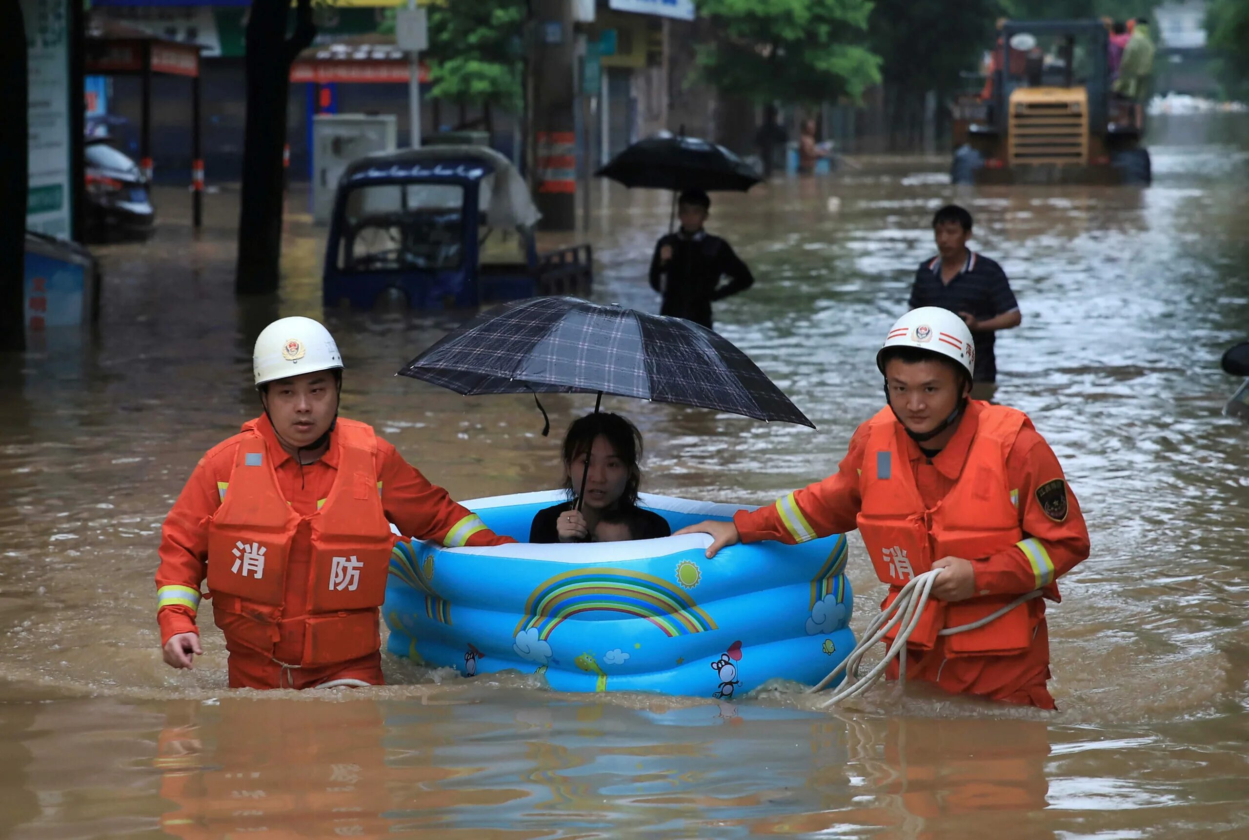 Flood natural disaster. Наводнение Хунань 2020. Наводнение в Хэнань. Наводнение в Китае. Стихийные бедствия в Китае.