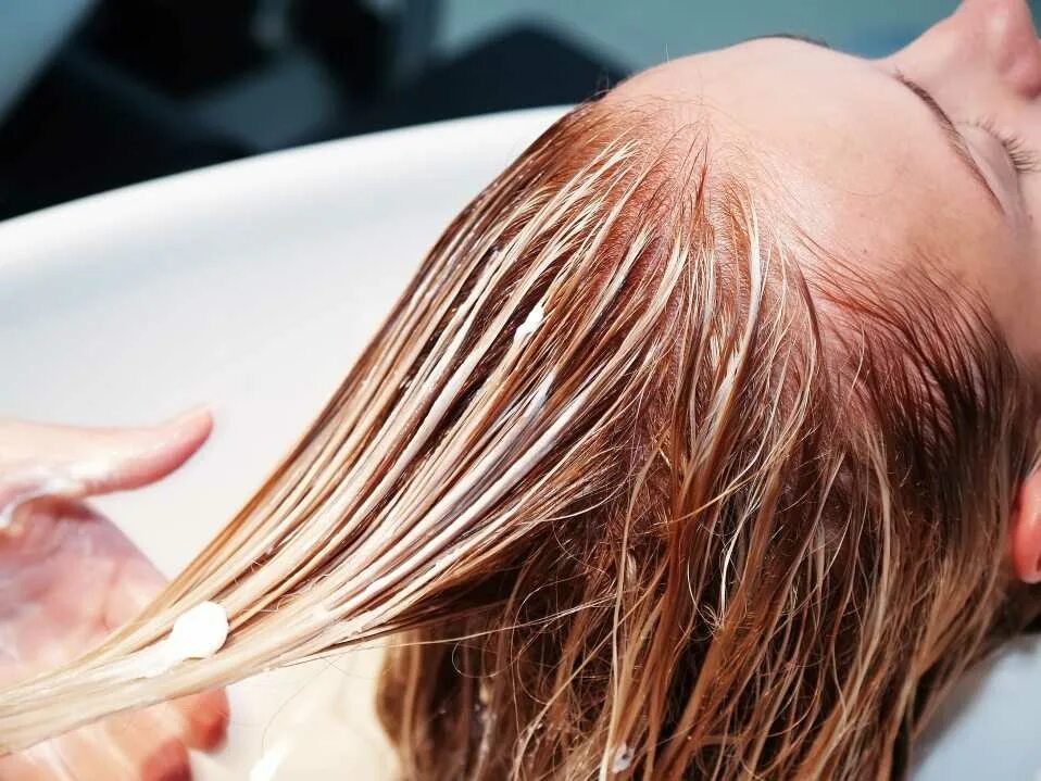 Маска перед мытьем. Мытье волос. Нанесение бальзама на волосы. Мытье волос в салоне. Мелирование на поврежденные волосы.