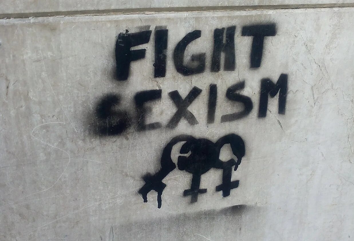 Сексизм что это такое. Сексизм. Fight sexism. Against sexism наклейка. Сексизм антоним.