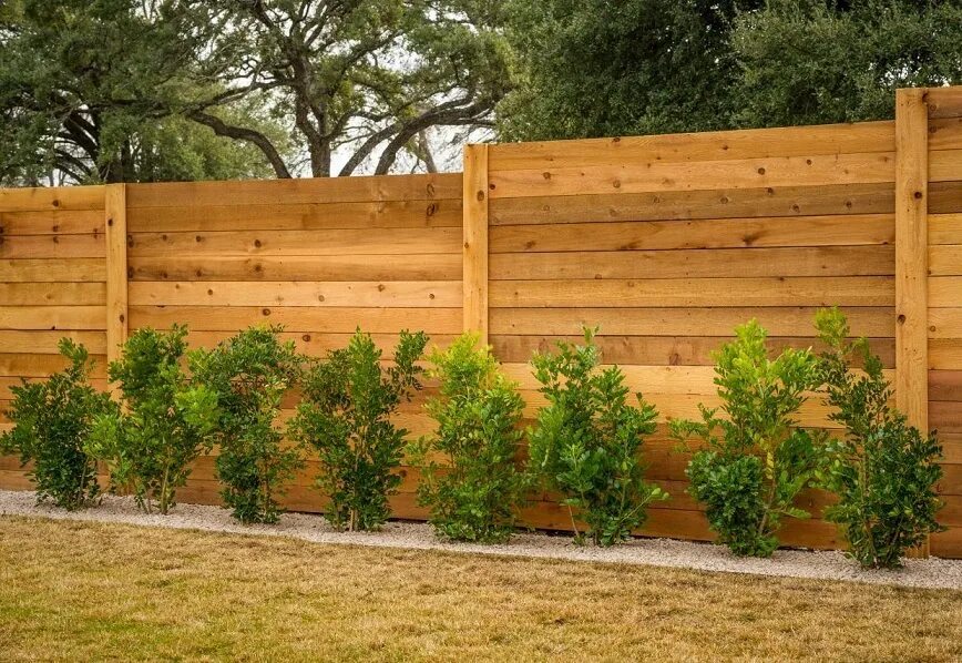 Построить забор на даче цена недорого. Деревянный забор. Деревянный забор для дачи. Красивые заборы для дачи. Красивый забор из досок.