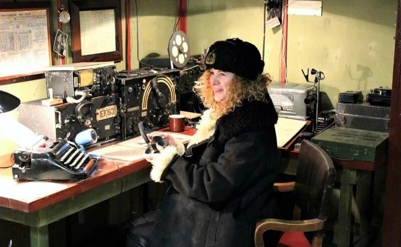 Быт полярников. Антарктическая станция восток пингвины. Полярные станции в арктике. Полярники в антарктиде. Северный ледовитый океан полярные станции.