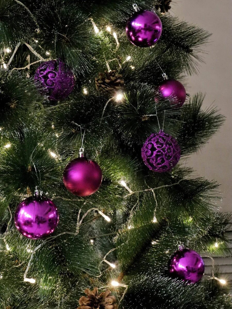 Украшения елки шариками. Фиолетовые шары на елку. Елка с шарами. Елка с фиолетовыми шарами. Новогодняя елка с шарами.