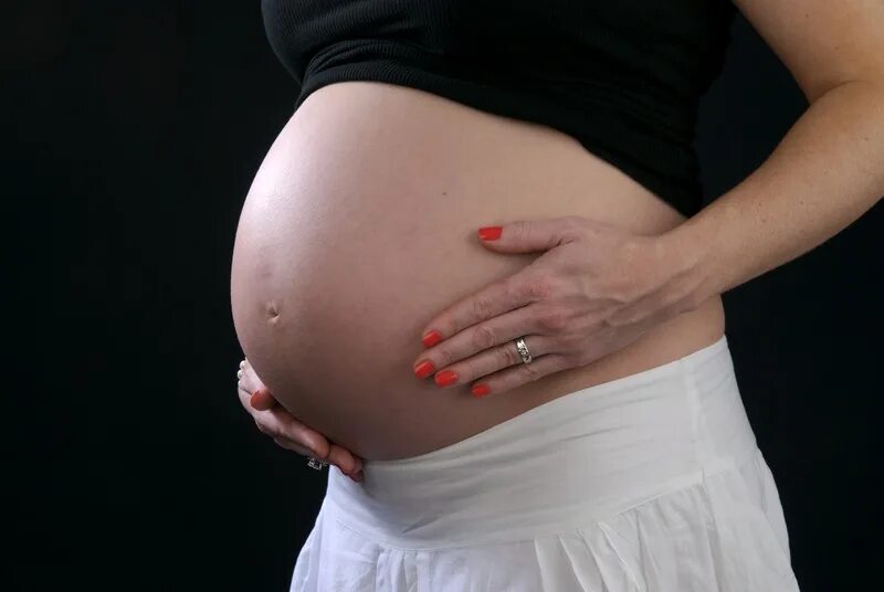 Можно ли беременным черный. Беременный живот в профиль. Замершая беременность живот. Подсвеченный беременный живот. Беременность на поздних сроках фото.