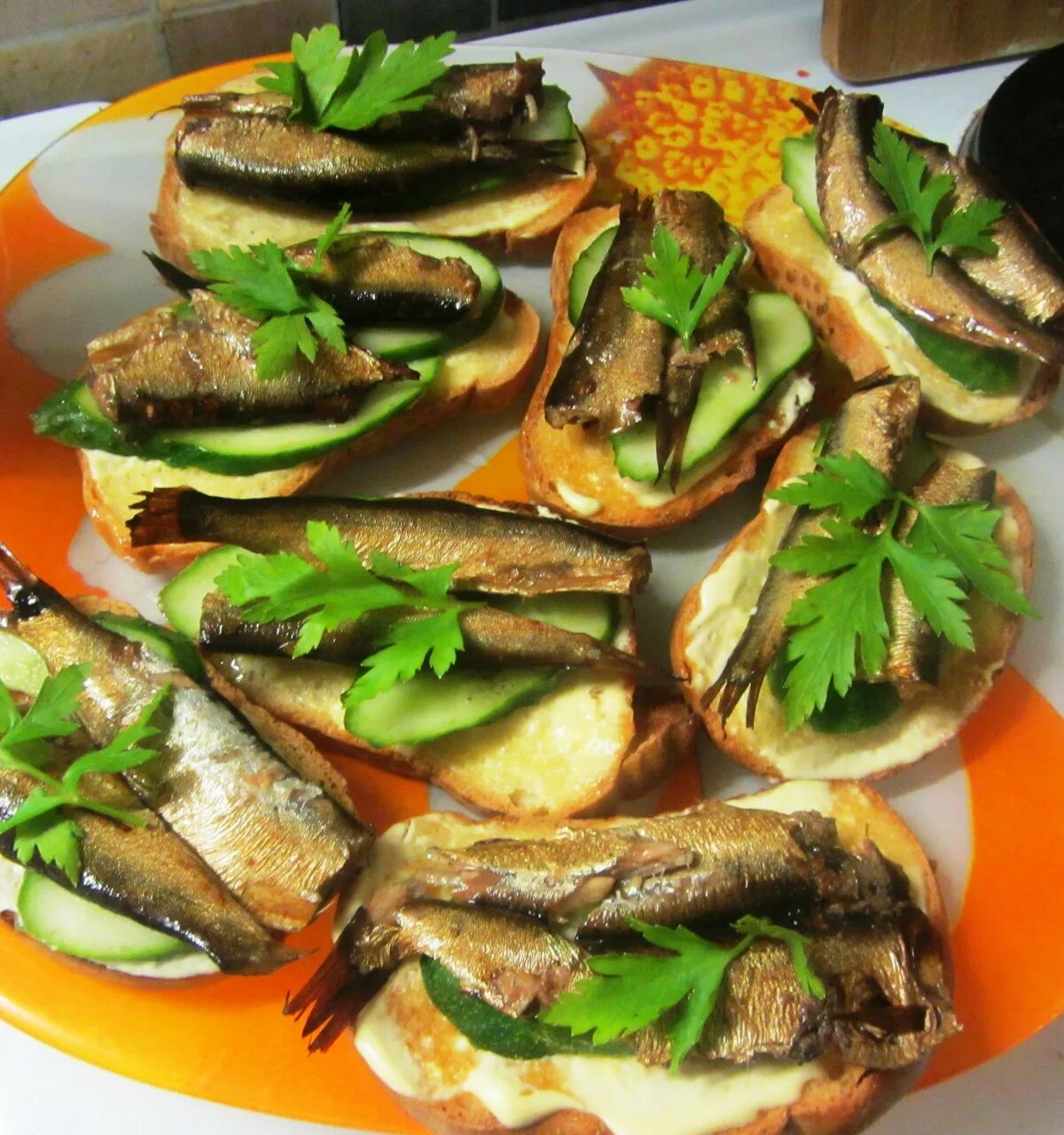 Вкусные бутерброды со шпротами. Со шпротами бутерброды со шпротами. бутеры со шпротами и огурцом. анастасия скрипкина бутерброды со шпротами. бутер со шпротами и сол огурцом.