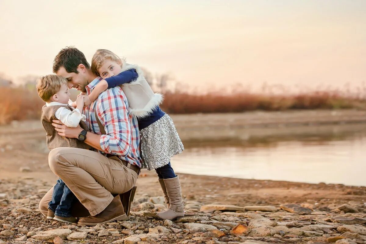 World father's day. Папа и взрослые дети. Father s call. Семья объятия. Ребенок обнимает папу.