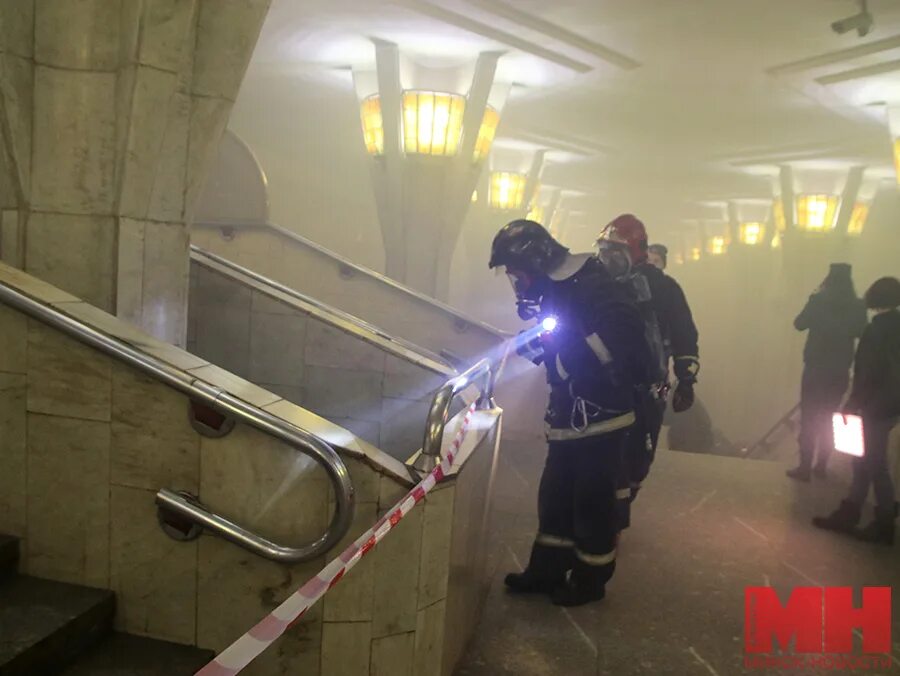 Трагедия в метро в москве 2014. Метро октябрьская происшествие. Трагедия цветок. Метро октябрьское поле сейчас. Катастрофа в московском метрополитене 2019.