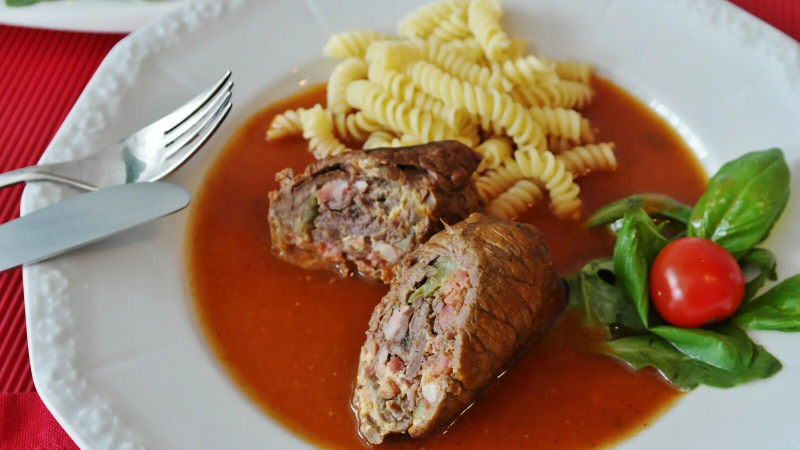 Гарнир к стейку. Мясо жареное с гарниром. Гарнир к стейку из говядины. Ростбиф с гарниром из овощей. Горячее блюдо с гарниром.
