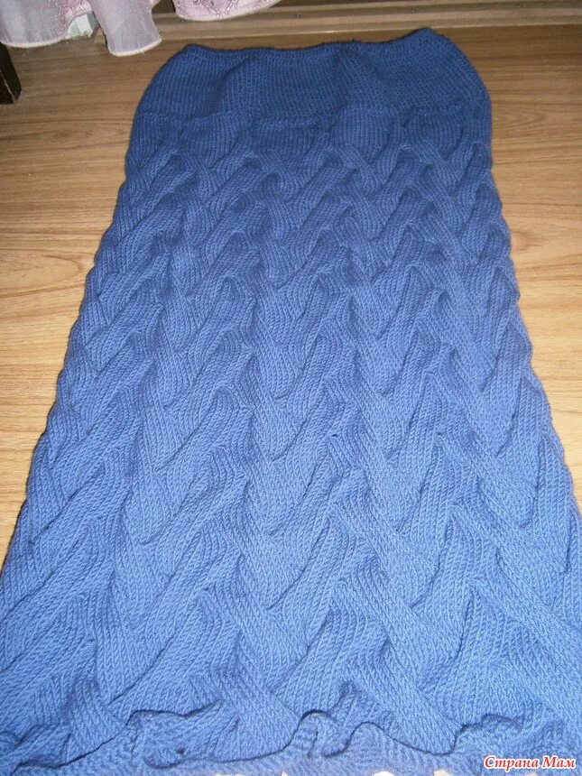 Вязаные юбки с косами. Юбка по косой. Юбки косички. Юбки с ассиметричным кроем. Вязаные юбки с косами.