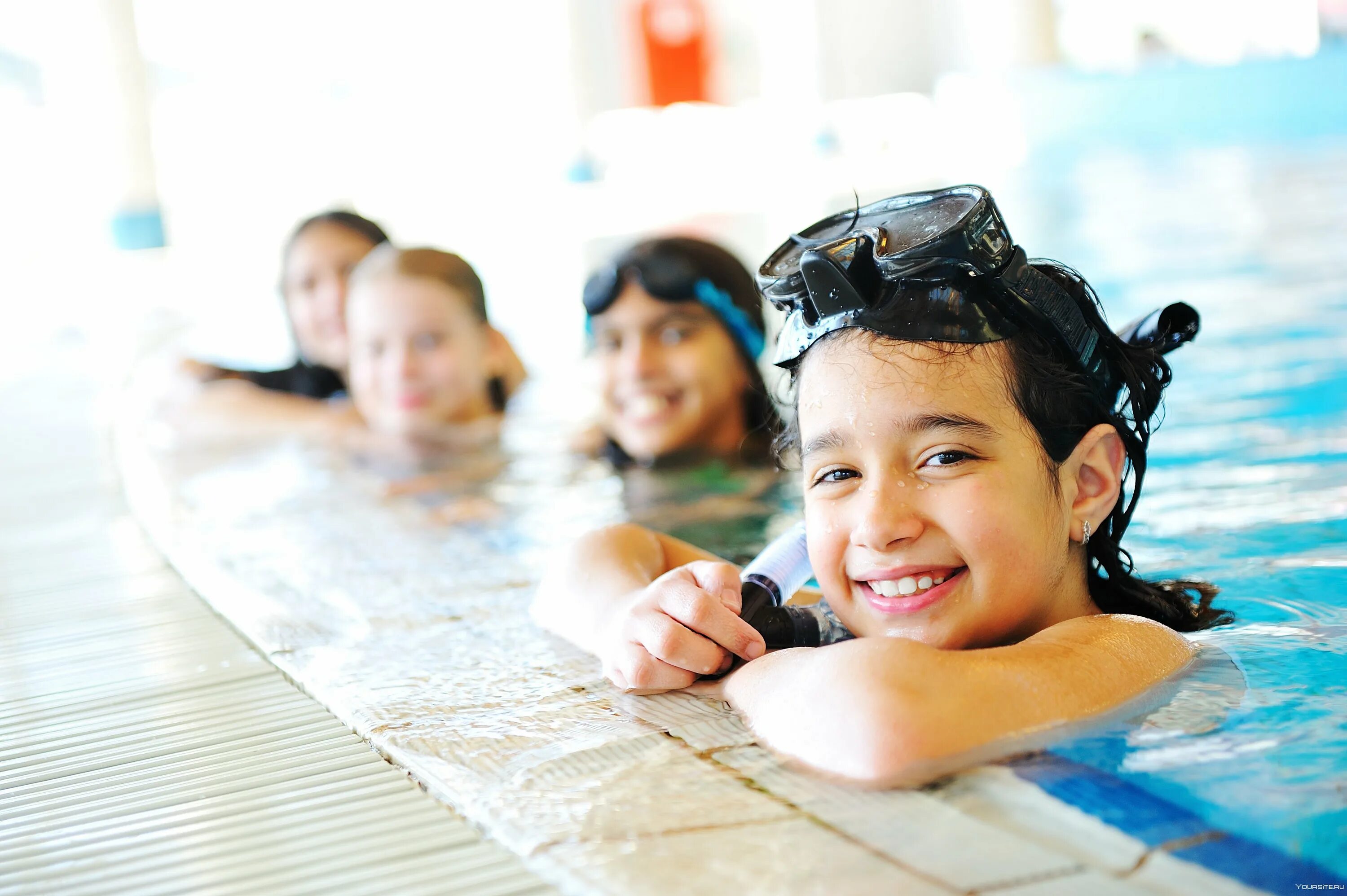 The children are swimming. Дети в бассейне. Занятия в бассейне для детей. Плавание дети. Занятия плаванием для детей.