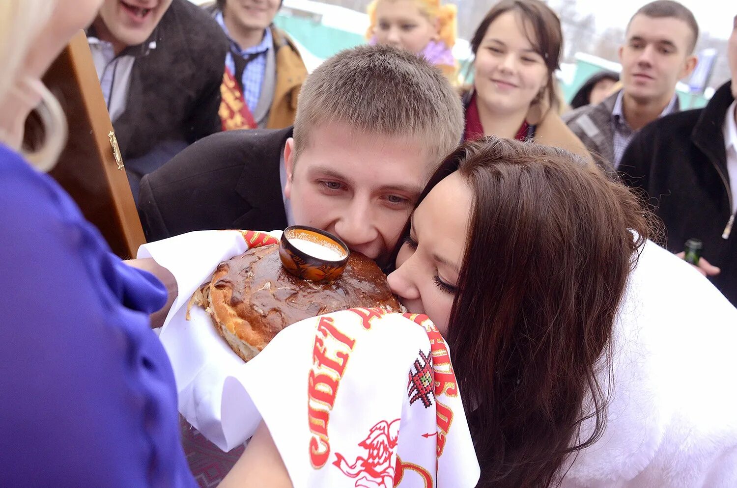Как правильно встречать молодых