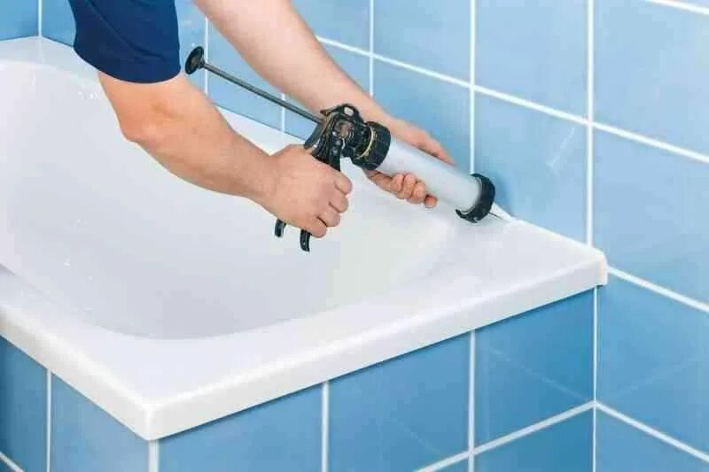 Нанесение герметика в ванной. Герметизация ванны. Заделка шва между ванной и стеной. Герметизация стыка ванны. Герметик для ванной.