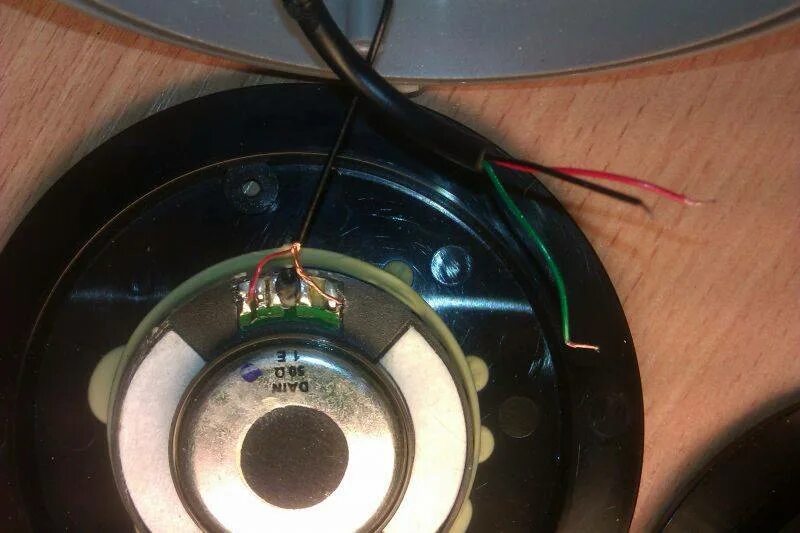 Наушники проводные схема подключения. 5 мм. Как подключить левый наушник. Как подключить левый наушник. Блютуз наушники распайка jbl.