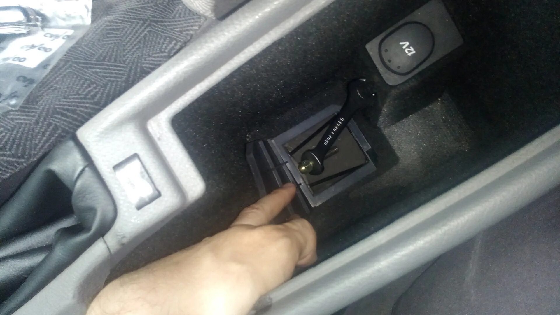 Ручник лагуна 2. Renault laguna 2 ручной тормоз. подтяжка ручника рено лагуна 2003г. подтяжка ручника рено лагуна 2. кронштейн ручника лагуна 2.